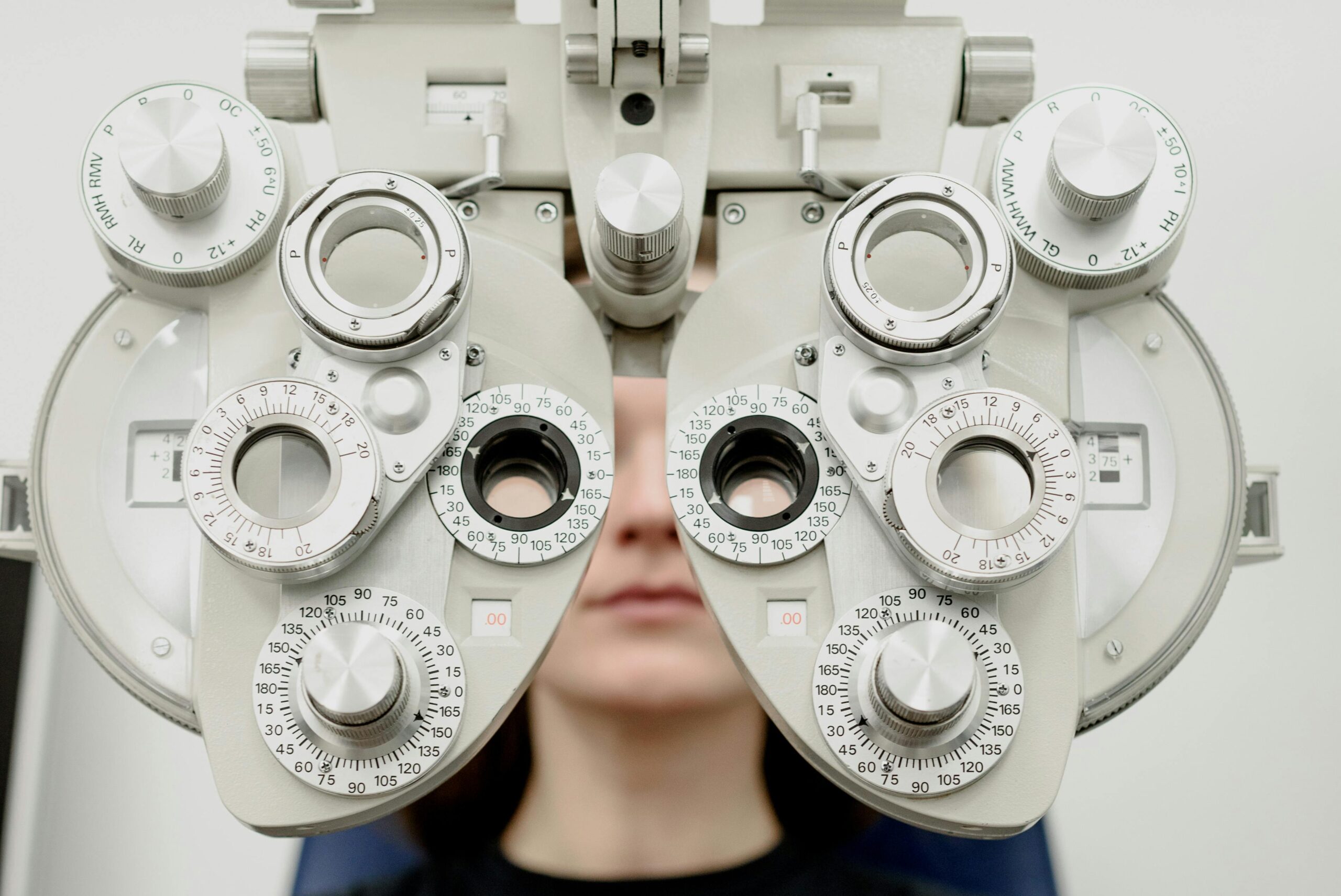 A tiszta látás útján: hogyan segít a modern optika a látásproblémákon?